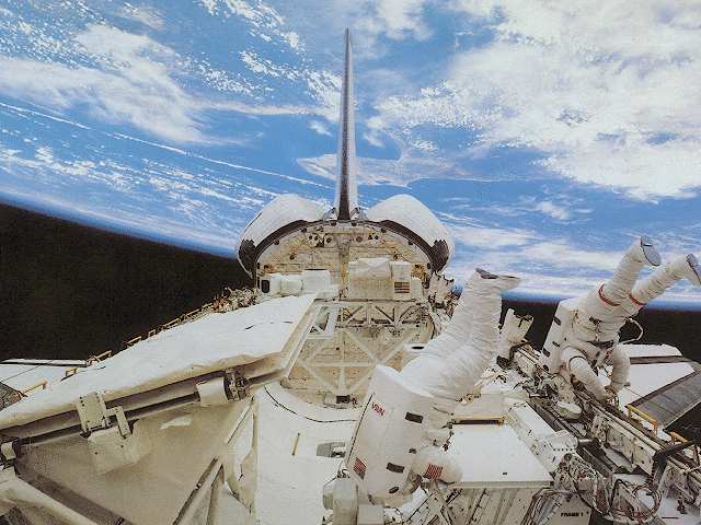 space-01.jpg (48359 bytes)